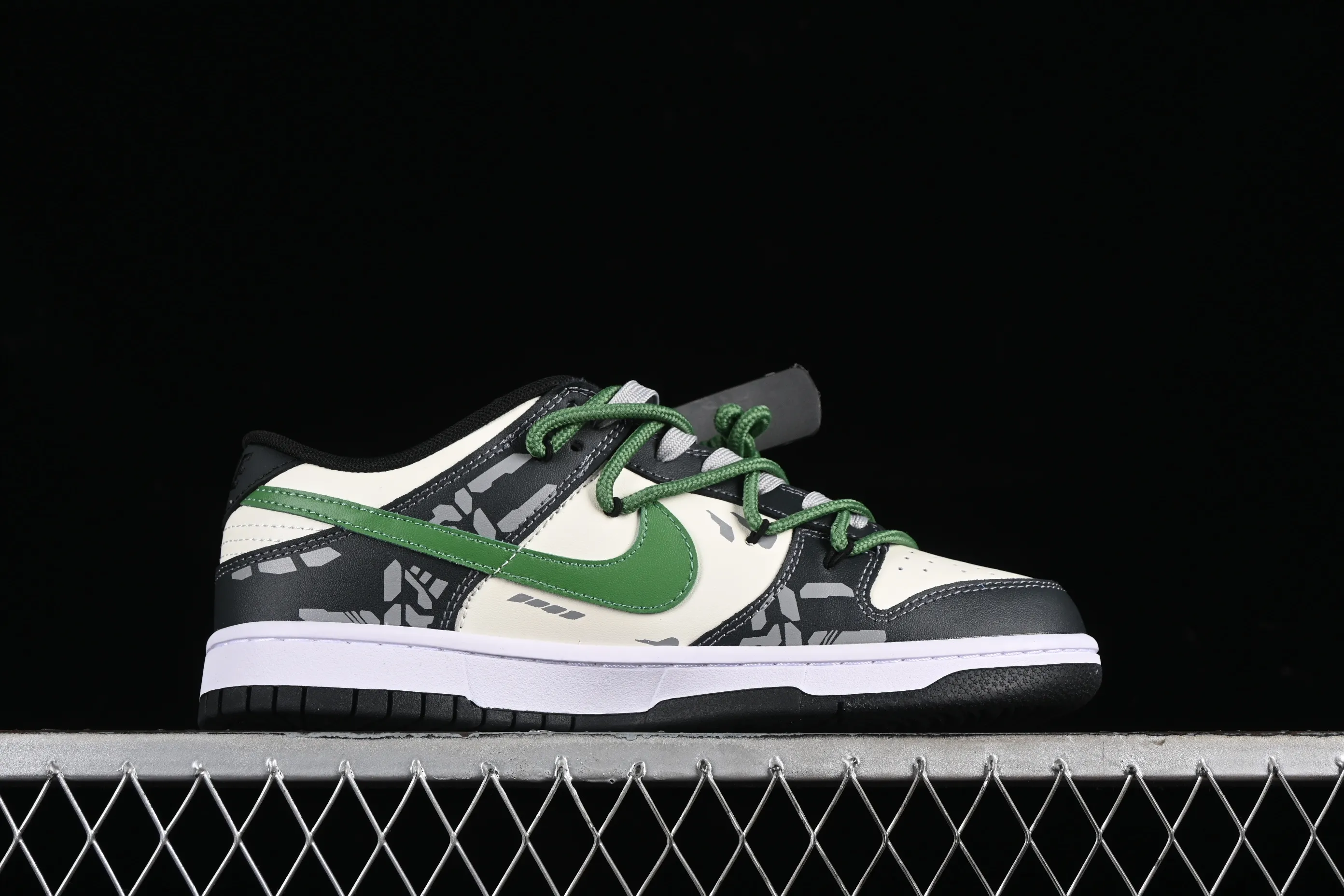 All Categories Nk SB Dunk Series Nk SB Dunk Low Low-top sneakers Nk Dunk Low FZBB Functional theme machine Gray beige green SB strap low-top casual sneakers DD1391-100